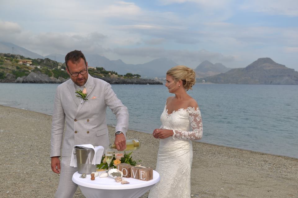 Sekt zur Besiegelung des symbolischen Eheversprechens von Sandra und Thomas