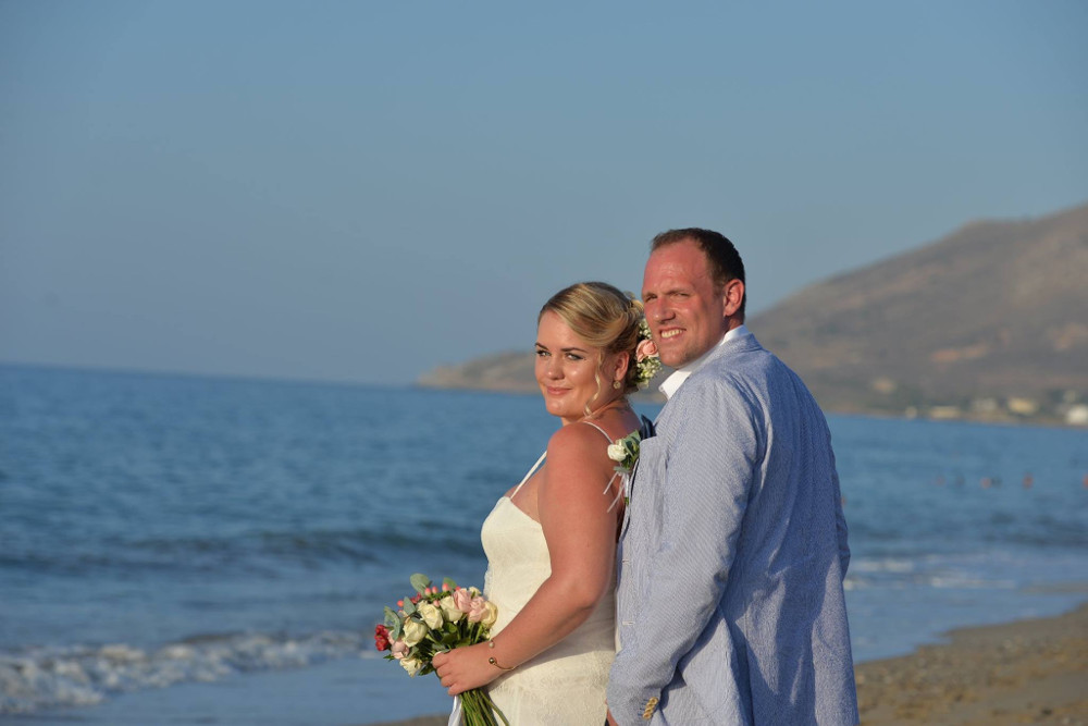 Glückliches Brautpaar Julia und Pascal am Strand