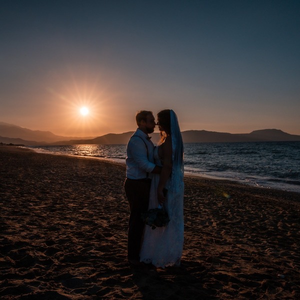 Jelena und Nils bei Sonnenuntergang am Strand 2025
